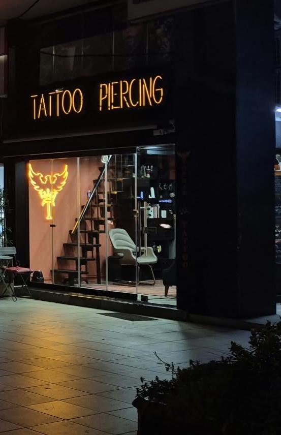 Gece Tattoo Toprak vitrini ve neon anka kuşu